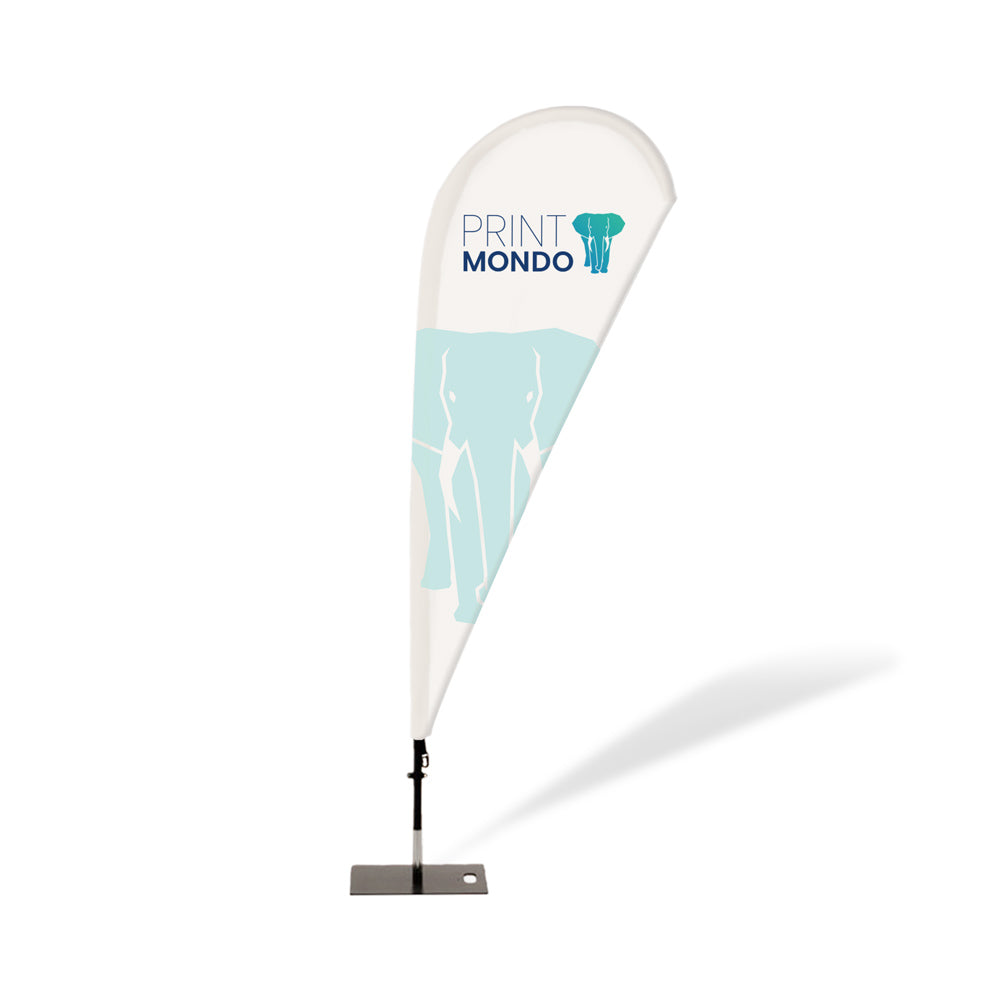 Fahnengestell mit hellem Druck als Tropfenform. Als Beispiel mit Bodenplatte. Hier mit einem Beispieldruck in weiss und türkis mit dem Print Mondo Elefanten Logo in blau.