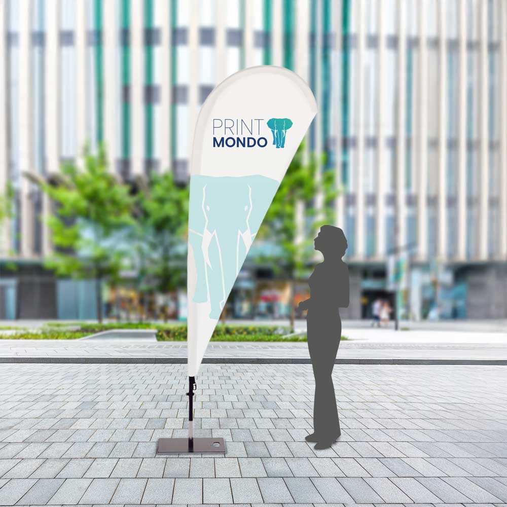 Beispielbild Beachflag im Außenbereich mit Schattenperson daneben als Größenvergleich.