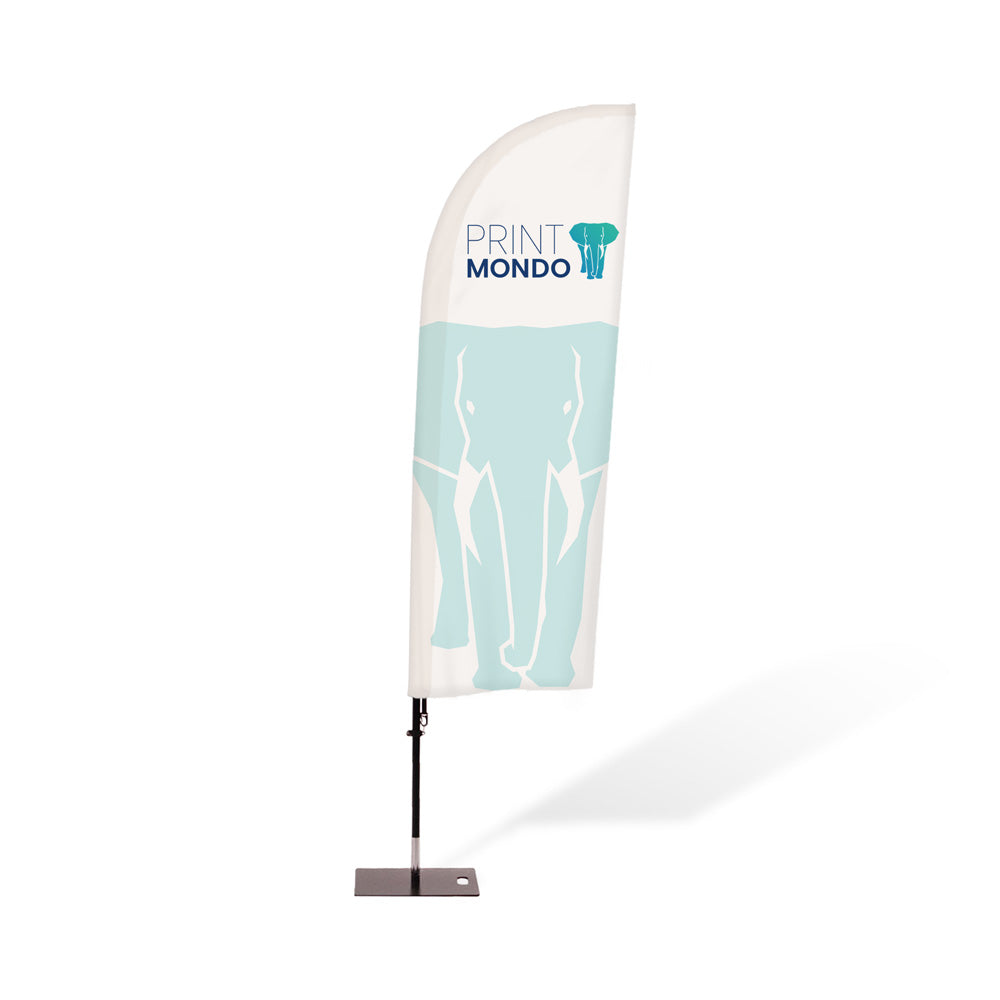 Fahnengestell mit hellem Druck. Druck geht am Ende der Biegung gerade nach unten. Unten ist der Druck gerade abgeschnitten. Damit keine Tropfenform. Es sieht aus wie ein Viereck mit einer abgerundeten Ecke. Als Beispiel mit Bodenplatte. Hier mit einem Beispieldruck in weiss und türkis mit dem Print Mondo Elefanten Logo in blau.