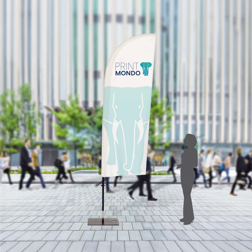 Beispielbild eines Beachflags im Außeneinsatz mit Schattenperson als Größenvergleich. Hier mit Beispieldruck in türkis und blau mit dem Print Mondo Elefanten Logo.