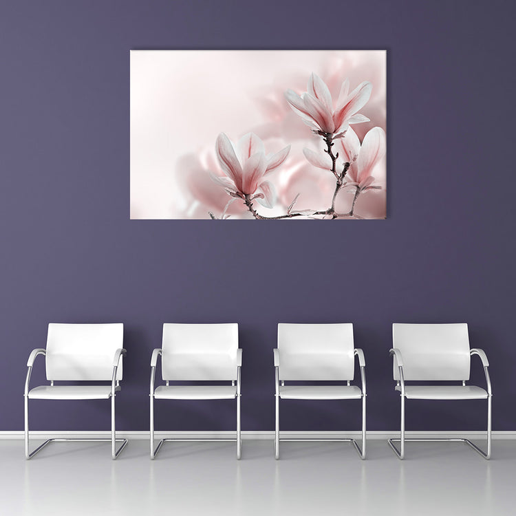 Wandbild Leinwand "Magnolienbaum im Frühjahr" an lilaner Wand im Wartezimmer