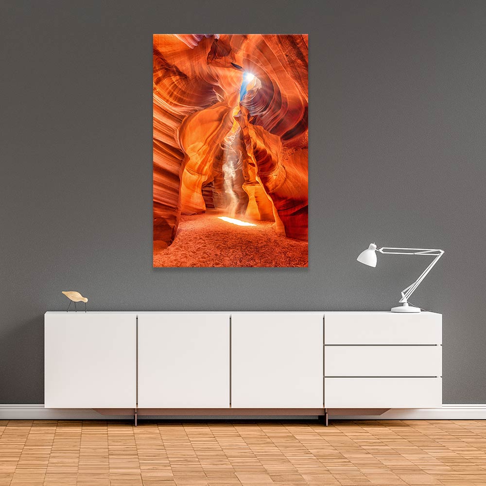 Leinwandbild "Sonnenstrahlen in den Canyon" auf dunkelgrauer Wand über Sideboard