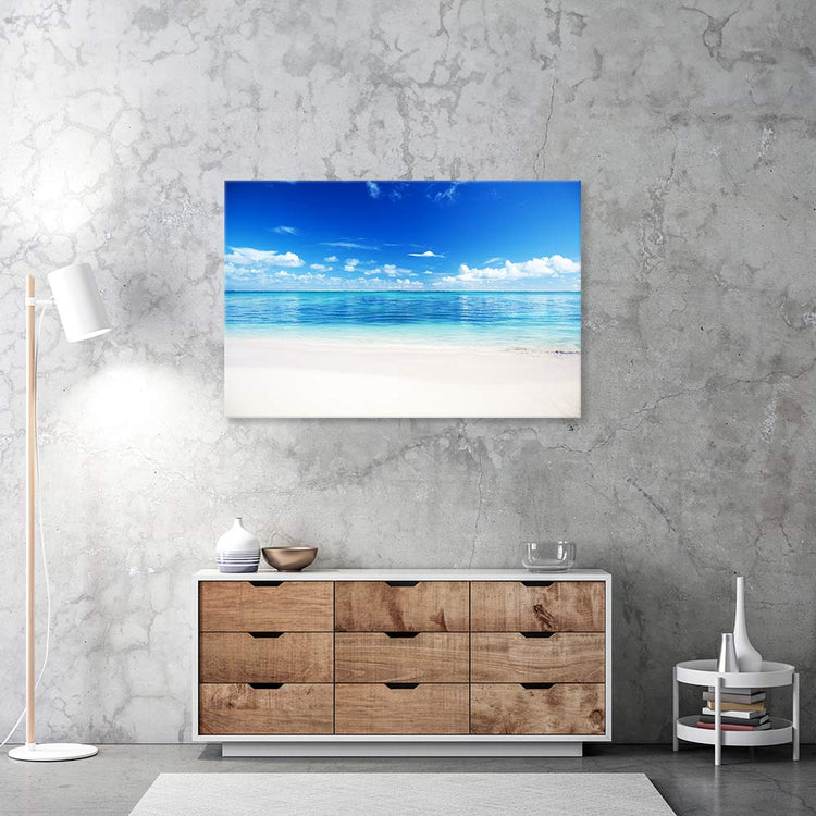 Leinwandbild "Strand und Meer" an grauer Wand über Sideboard