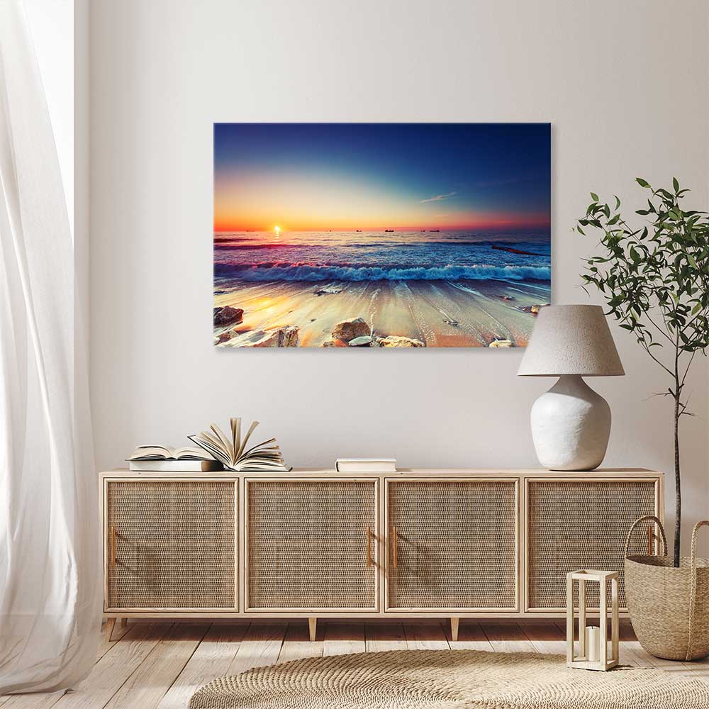 Canvasbild "Sonnenaufgang am Meer" über Holz-Sideboard