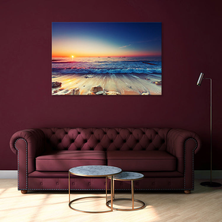 Canvasbild "Sonnenaufgang am Meer" in weinrotem Wohnzimmer