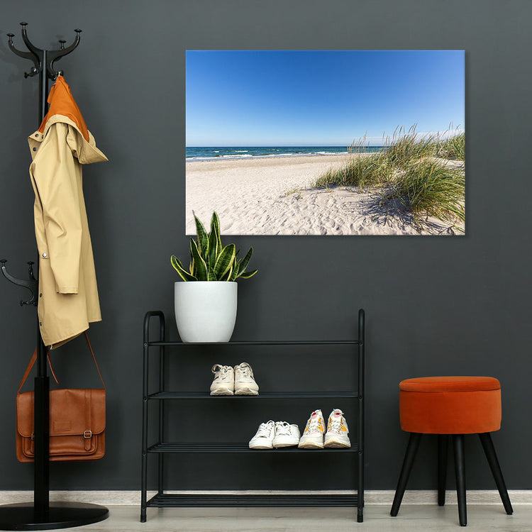 Leinwandbild "Strand Ostsee" an dunkler Wand im Flur