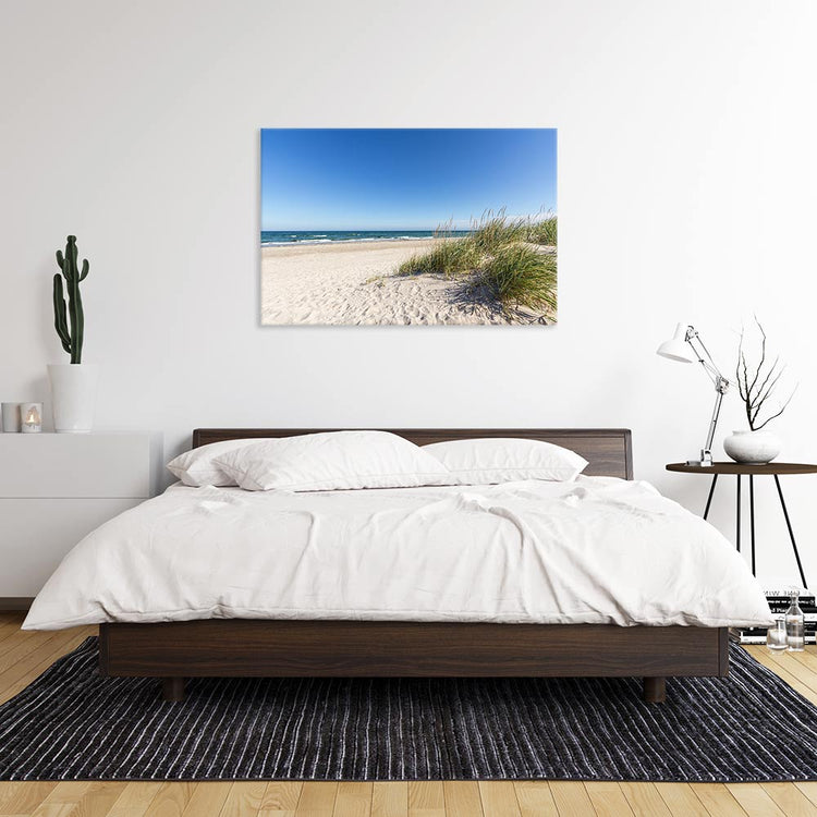 Leinwandbild "Strand Ostsee" an weißer Wand im Schlafzimmer