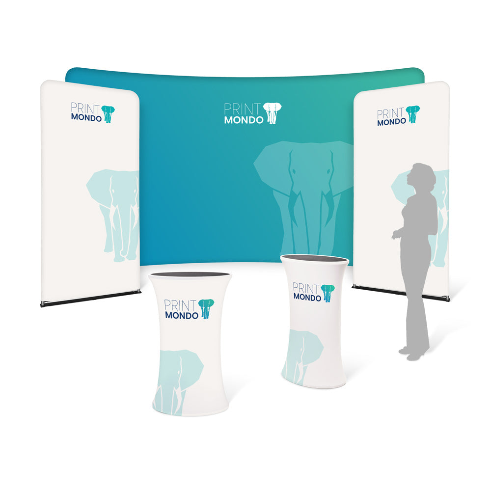 Messe Komplett Set Zipper Wall Curved large mit einem Zipper Banner und einer Messetheke. Daneben eine Schattenperson zum Größenvergleich. Hier mit einem Beispieldruck in türkis/ blau und weiss mit dem Print Mondo Elefanten Logo.