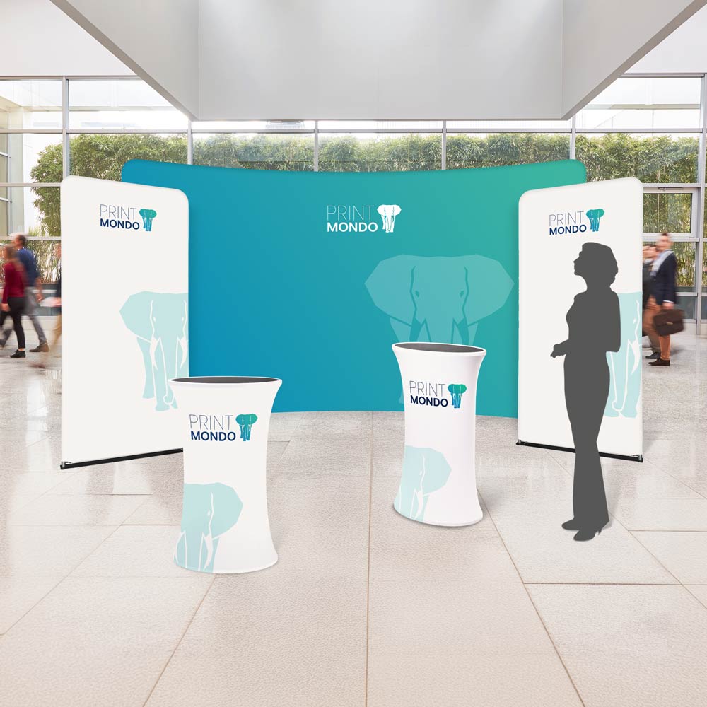 Messe Komplett Set Zipper Wall Curved large mit zwei Zipper Banner und zwei Messetheken. Daneben eine Schattenperson zum Größenvergleich. Als Darstellung im Innenbereich mit Kundenverkehr.