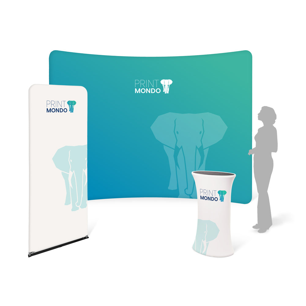 Messe Komplett Set Zipper Wall Curved medium mit einem Zipper Banner und einer Messetheke. Daneben eine Schattenperson zum Größenvergleich. Hier mit einem Beispieldruck in weiss und türkis mit dem Print Mondo Elefanten Logo.