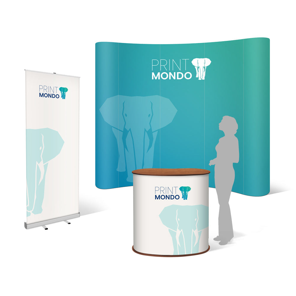 Messe-Set bestehend aus einem Messedisplay Magnetic Curved S, einem RollUp Classic Premium und einer Messetheke Professional Original M. Hier mit einem Beispieldruck in türkis mit dem Print Mondo Elefanten Logo, neben einer Schatten Figur als Größenvorstellung.