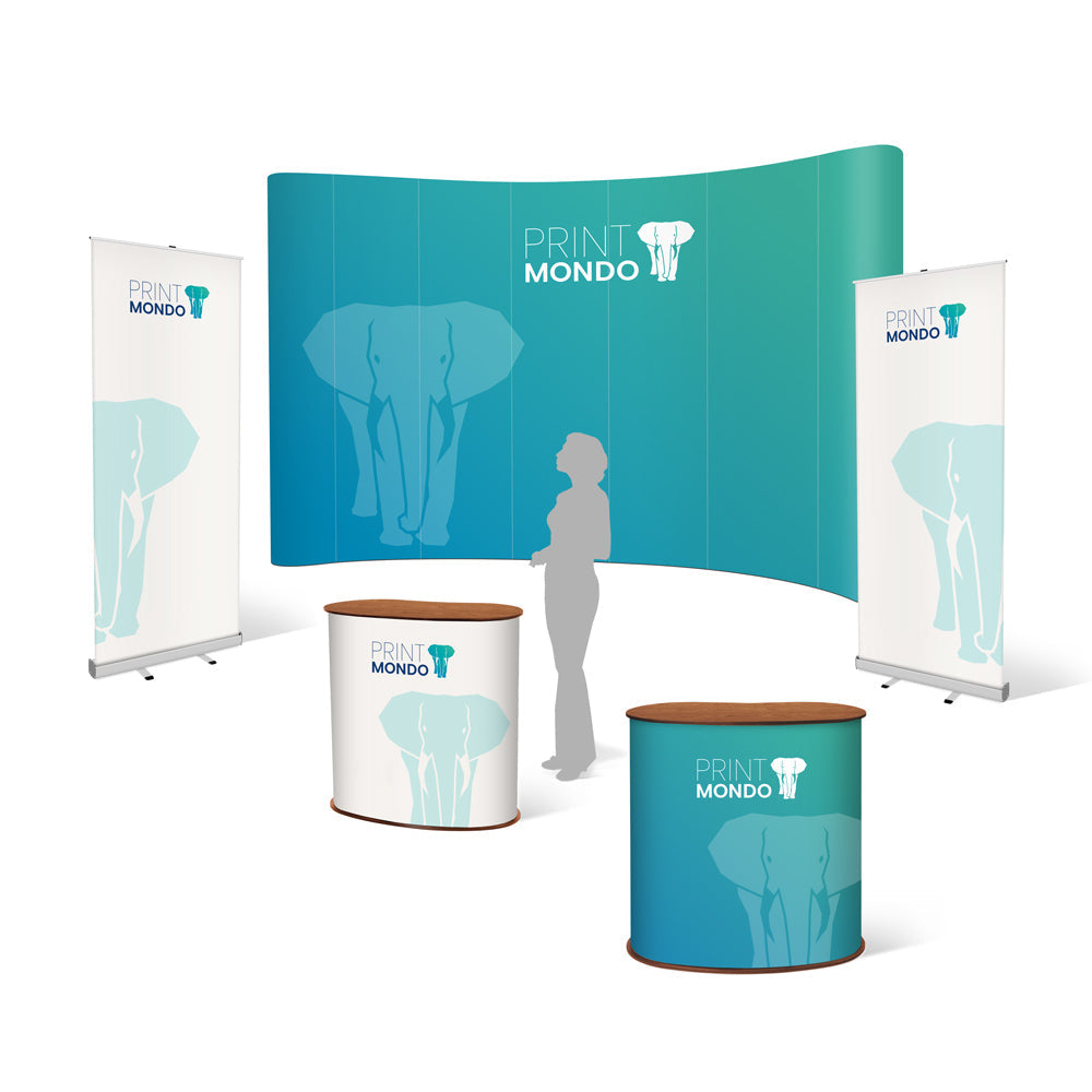 Messe-Set Premium, bestehend aus einem Messedisplay Magnetic Curved L, zwei RollUps Classic Premium und zwei Messetheken Professional Original M bei PrintMondo. Hier mit einem Beispieldruck in weiss und türkis mit dem Print Mondo Elefanten Logo in blau.