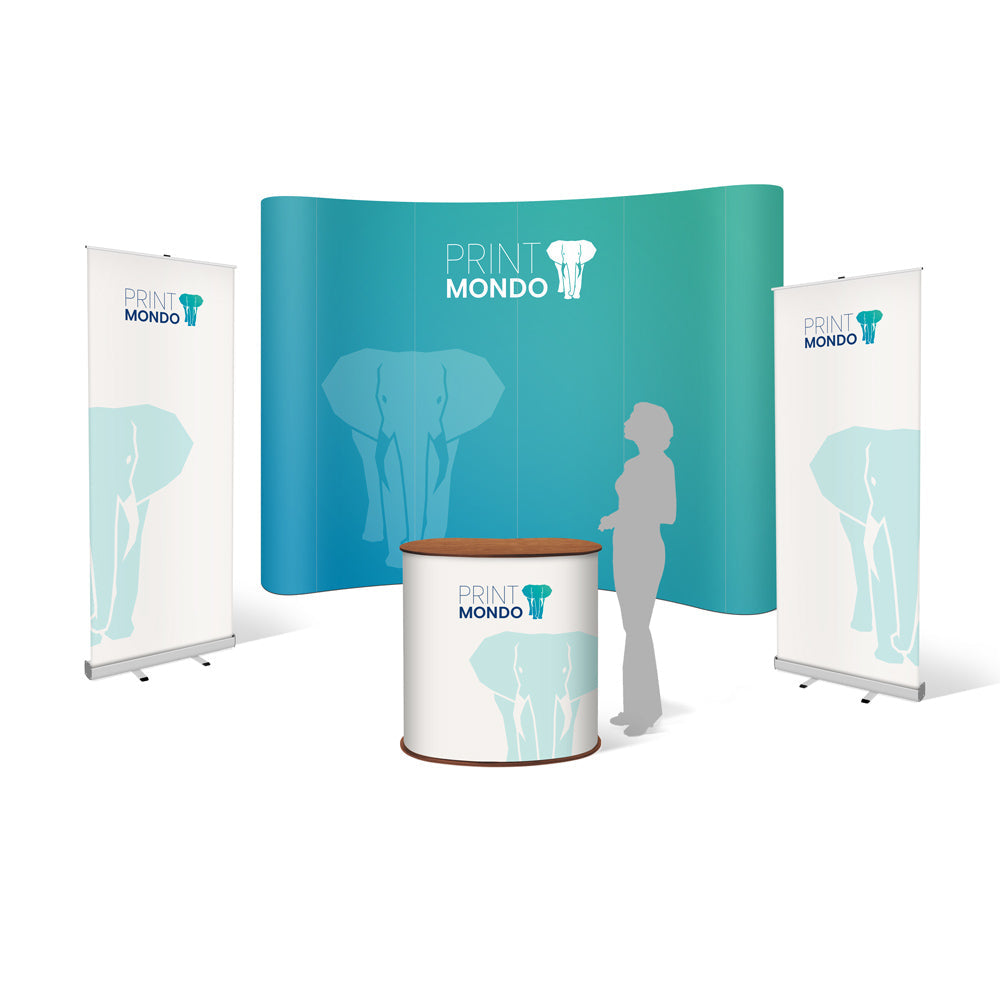 Messe-Set Standard, bestehend aus einem Messedisplay Magnetic Curved M, zwei RollUps Classic Premium und einer Messetheke Professional Original M bei PrintMondo. Hier mit einem Beispieldruck in weiss und türkis mit dem Print Mondo Elefanten Logo in blau.