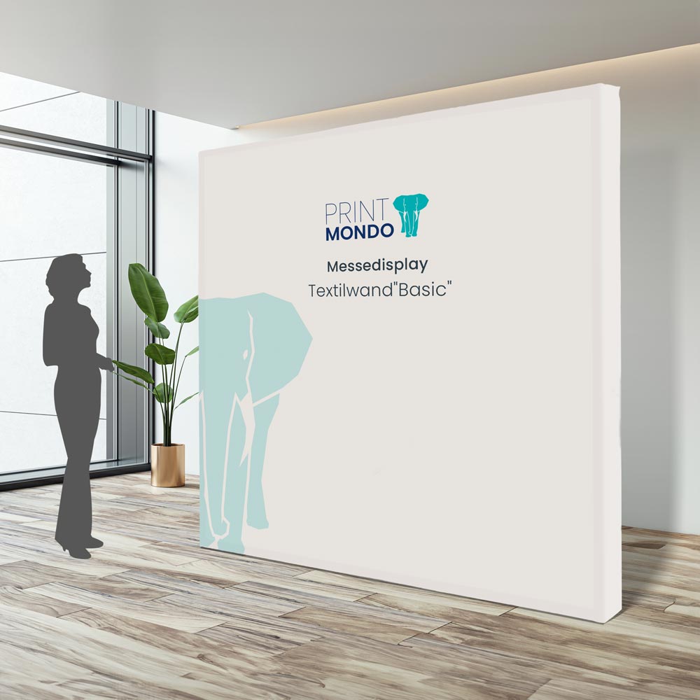 Messewand Basic, leichtes Textilbanner für ihren Firmenauftritt in einem Büro neben einer Person. Hier mit einem Beispieldruck in weiss und türkis mit dem Print Mondo Elefanten Logo in blau.