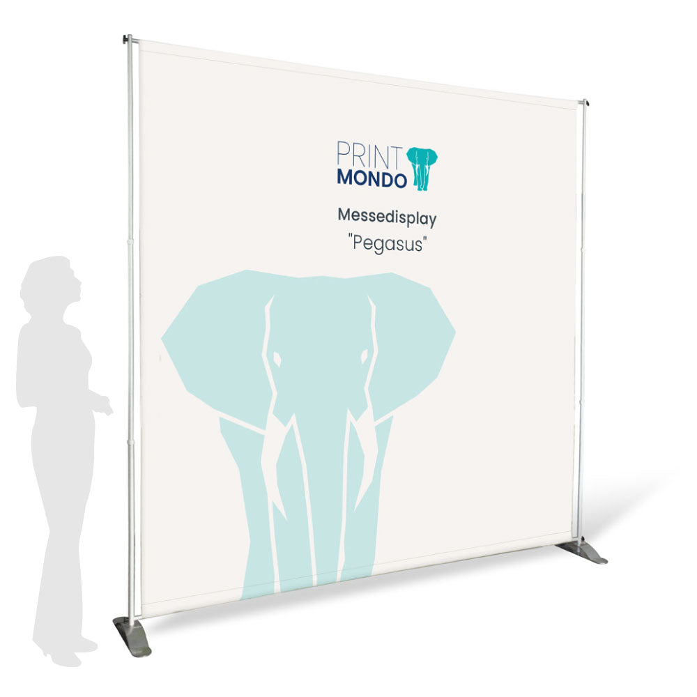 Silbernes Pegasus System mit hellem Druck aufgespannt. Daneben eine Schattenperson zum Größenvergleich. Hier mit einem Beispieldruck in weiss und türkis mit dem Print Mondo Elefanten Logo in blau.