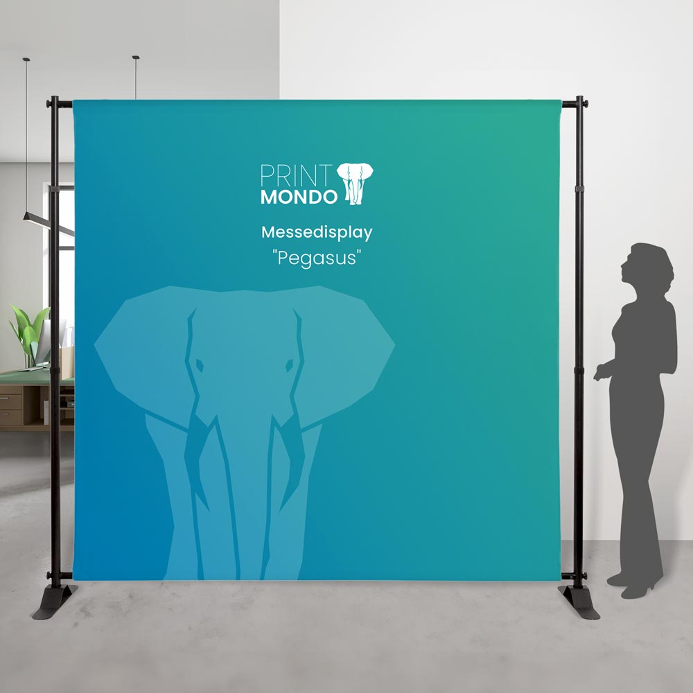 Beispielbild Pegasussystem mit schwarzem Aluprofil in einem Büro, daneben eine Schattenperson als Größenvergleich. Hier mit Beispieldruck in weiss, türkis und blau mit dem Print Mondo Elefanten Logo.