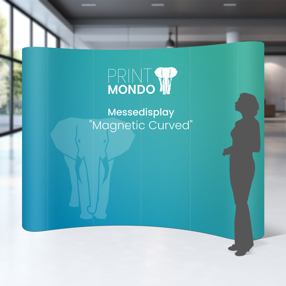 Messedisplay „Magnetic Curved“ von Printmondo in gebogener Form mit Elefantenmotiv – anschaulich präsentiert im Büro, mit Silhouette zur Größenorientierung.