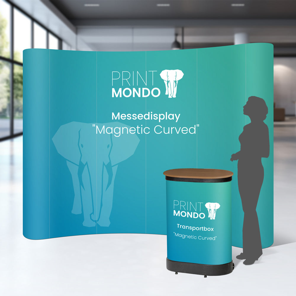 Modernes gebogenes Messedisplay in Türkis mit Elefantendesign und passender Transportbox, aufgestellt in einer hellen Messehalle.
