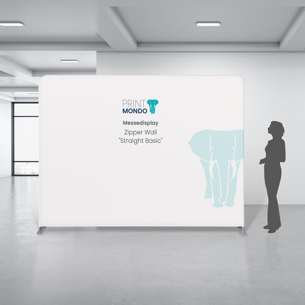 Gerade Messewand Zipper Wall mit Reißverschluss untem am druck. Wir drucken ihr Motiv, für einen tollen Messeauftritt im Innenraum. Hier mit einem Beispieldruck in weiss und türkis mit dem Print Mondo Elefanten Logo in blau.