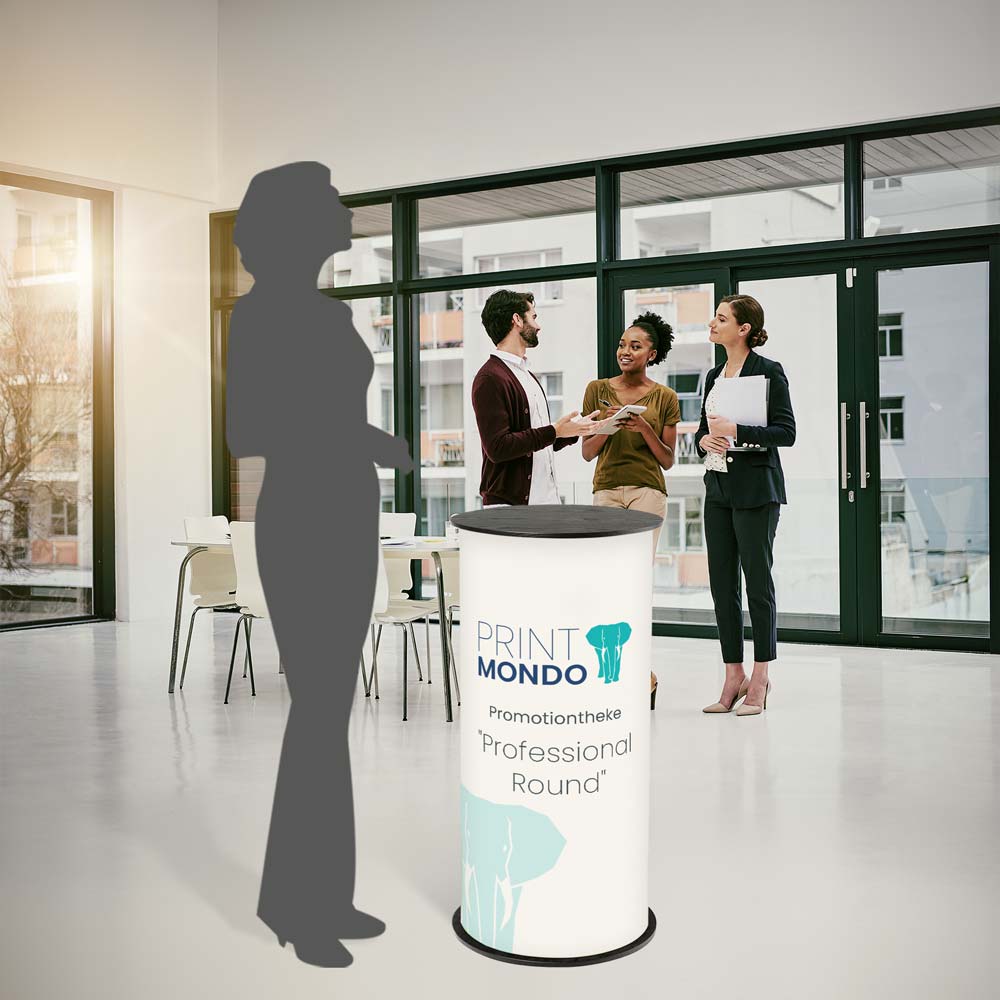 Beispielbild im Einsatz der Theke Round mit Schattenperson daneben zum Größenvergleich. Hier mit Beispieldruck in weiss, türkis und blau mit dem Print Mondo Elefanten Logo.