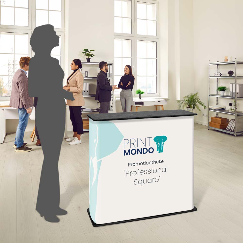 Beispielbild der Messetheke Square mit Schattenperson als Größenvergleich. Hier mit Beispieldruck in weiss, türkis und blau mit dem Print Mondo Elefanten Logo.