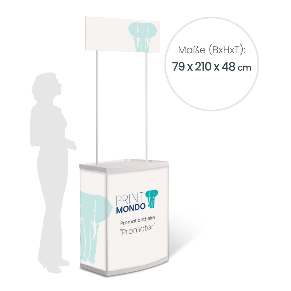 Bedruckter Promoter mit bedrucktem Topschild. Inkl. Schattenfigur daneben zum Größenverhältnis. Ebenfalls angegeben, das Aufstellmaß mit 79 x 210 x 48cm