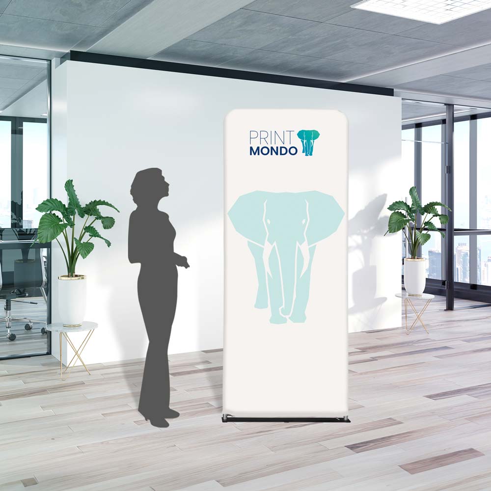 Beispielbild Zipper Banner in einem Büro mit Schattenperson als Größenvergleich daneben. Hier mit Beispieldruck in weiss, türkis und blau mit dem Print Mondo Elefanten Logo.