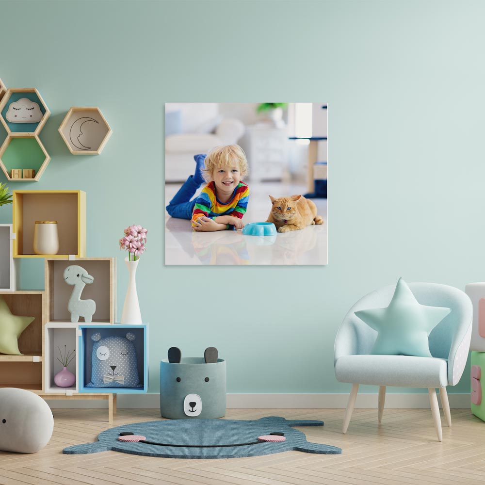Forex Bilder sind aus leichten Hartschaumplatten mit toller Farbbrillanz. Hier ein absoluter Hingucker im Kinderzimmer von einem Jungen neben einer Katze.