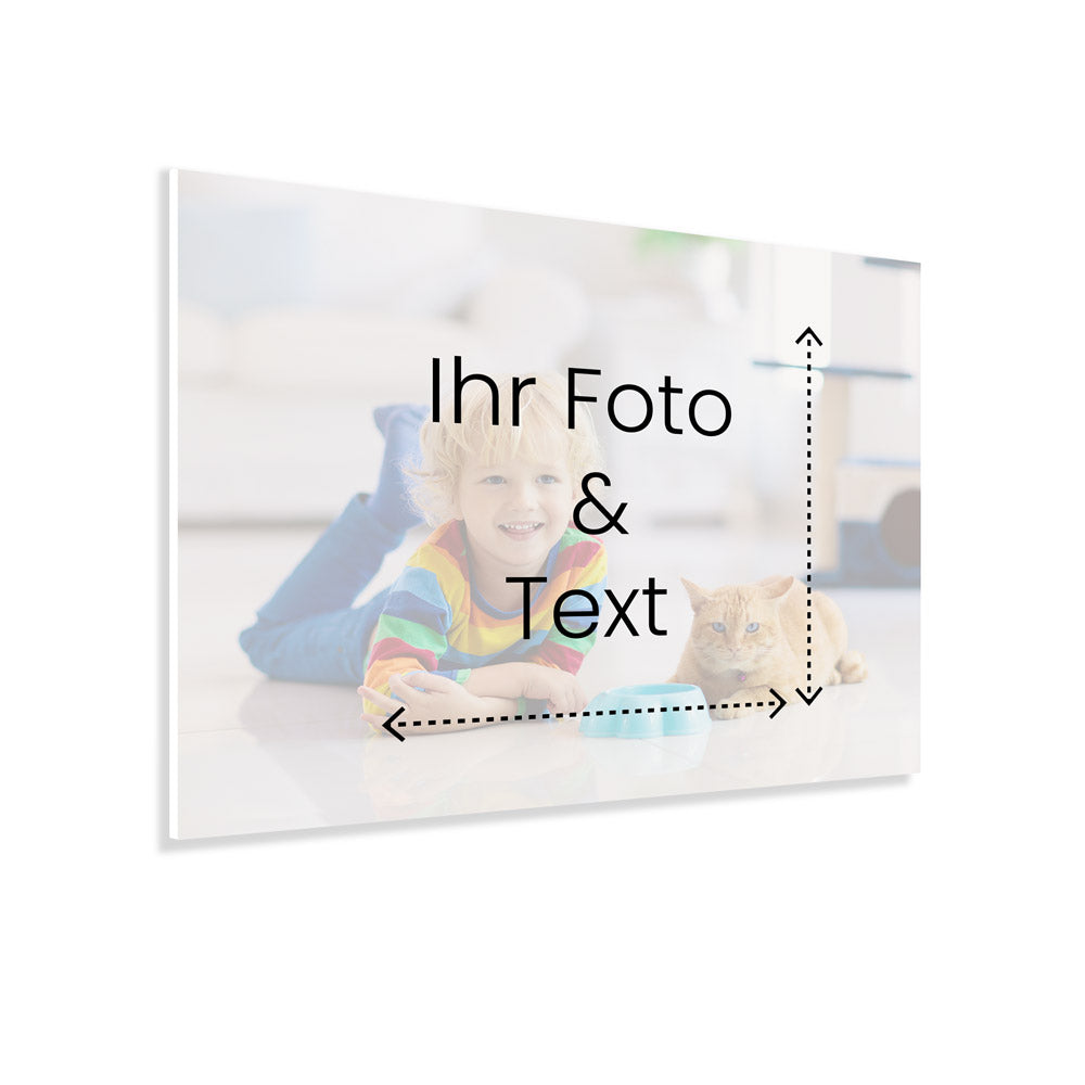 Forex Wandbild mit Ihrem Wunschmaß und mit eigenem Design. Gestalten Sie ihr Fotoboard zum verschenken oder für die eigene Fotowand. Mit dem Beispieldruck von einem kleinen Jungen mit Katze und dem Hinweis "Ihr Foto und Text hier". Der Hintergrund ist weiss.