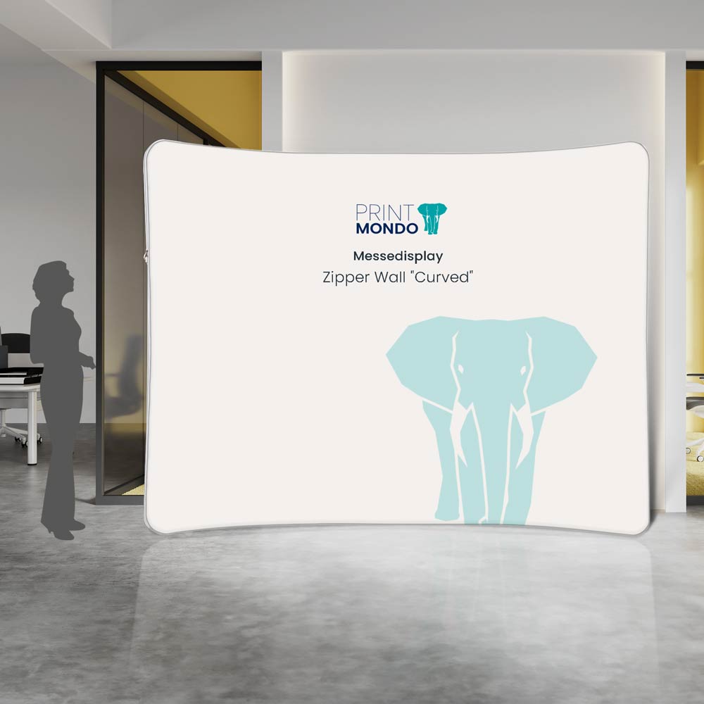 Messedisplay Zipper Wall Curved in Weiß im Raum. Präsentation auf Messen im Innenbereich. Logo printmondo